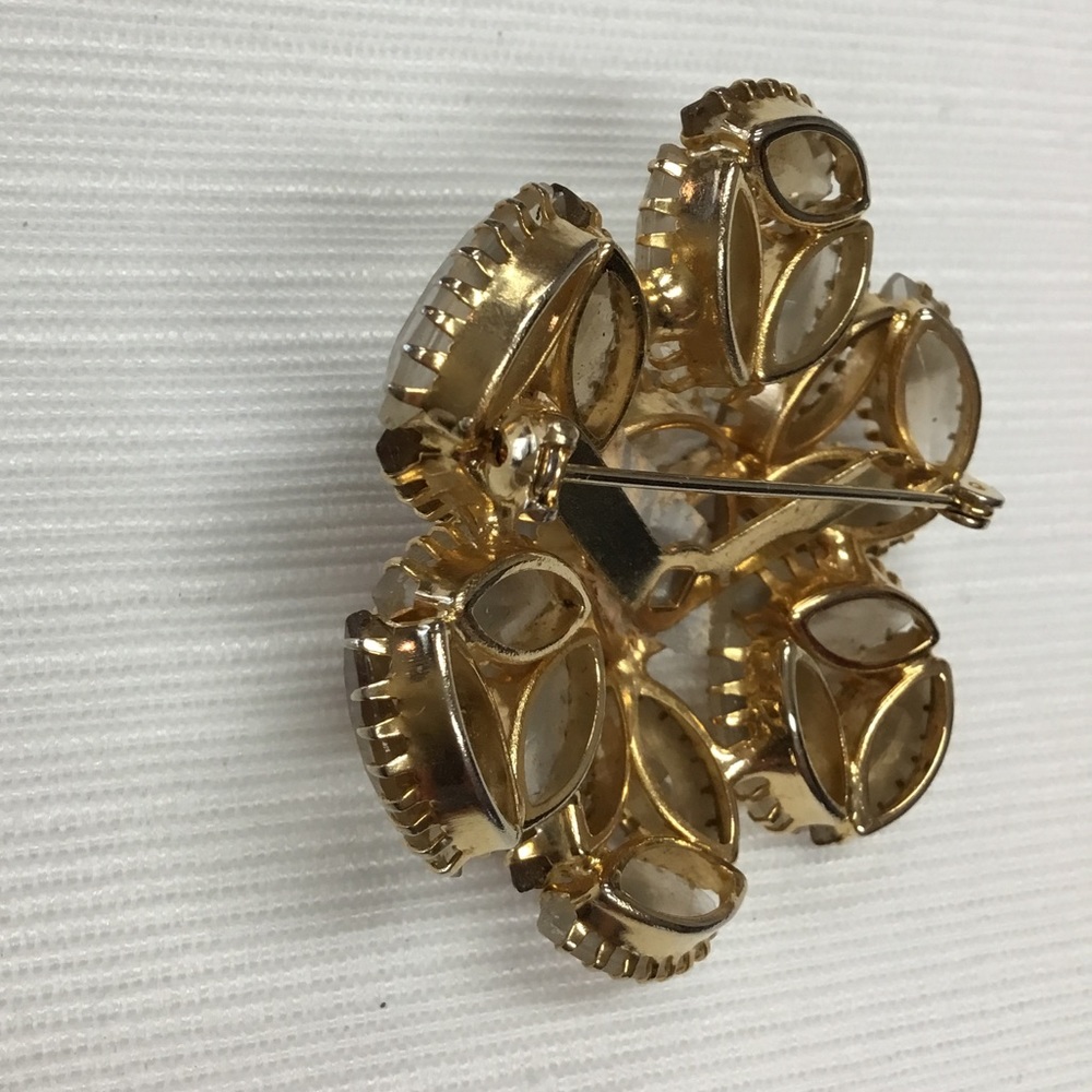 Lovely Brooch & Clip Earrings Set - Picture 6 of 6